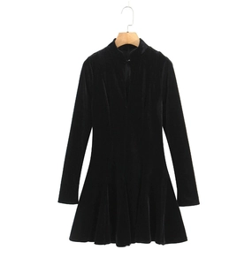 Détail d'une mini robe en velours noir à manches longues avec col montant et coupe trapèze