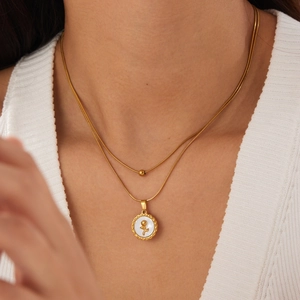 Collier double couche doré élégant avec pendentif en nacre blanche et motif de rose