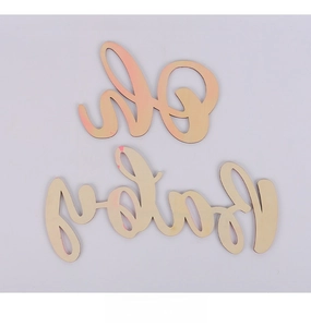 Vue arrière du panneau décoratif Oh Baby en bois rose clair pour la décoration de fête