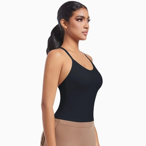 Vue latérale de la brassière de sport noire sans couture avec bretelles croisées
