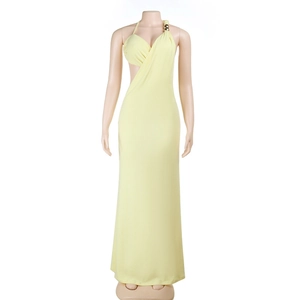 Gros plan sur la robe longue dos nu jaune pâle avec un tissu drapé élégant sur mannequin