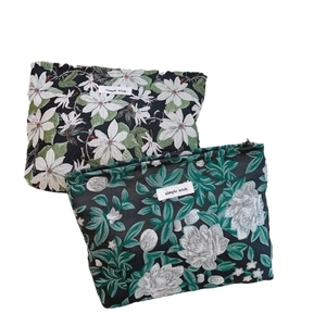 Retro floral jacquard handbag with black background and green-white floral pattern