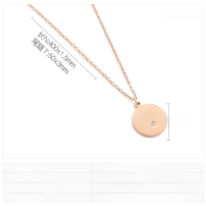 Détail du pendentif pièce en acier or rose avec gravure Good Luck et zircon