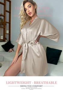 Gros plan du peignoir en satin de soie champagne léger avec texture respirante