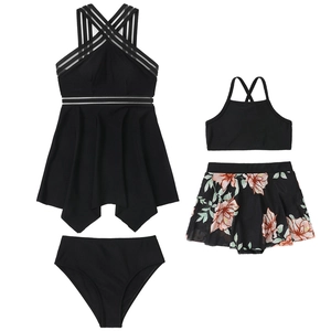 Costumi da bagno mamma-figlia con top in mesh nero e slip a stampa floreale