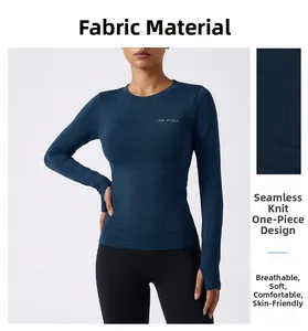 Haut de sport sans couture bleu foncé avec passe-pouces et texture de tissu respirant