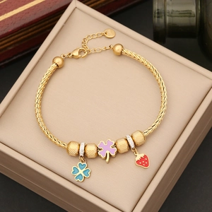 Goldenes S316L Edelstahl Armband mit Herzanhängern und bunten Emaille Kleeblättern
