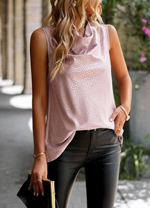 Détail du haut rose sans manches avec col bénitier, motif à pois fins et aspect satiné