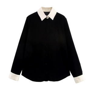 Détail du sweat en velours noir avec col blanc contrasté et poignets boutonnés