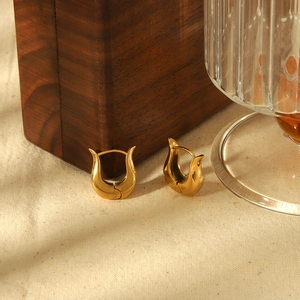 Élégantes boucles d'oreilles en acier inoxydable plaqué or 18k en forme de vase poli
