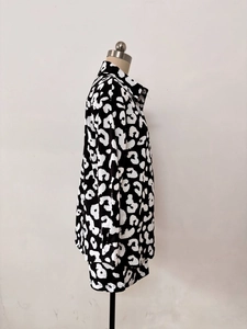 Vue détaillée de l'ensemble deux pièces pour femme avec chemisier à motif zébré et short