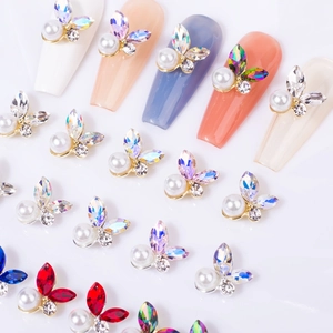3D-Schmetterling Nailart-Anhänger mit Perlen und Kristallen auf verschiedenen Fingernägeln