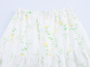 Dettaglio dell'elastico in vita della gonna a fiori bianca con trama traforata fine