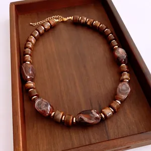 Collier ethnique avec perles en acrylique marron marbré et entretoises dorées
