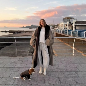 Parka invernale oversize color talpa con collo di pelliccia e vestibilità morbida