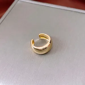 Eleganter minimalistischer vergoldeter Ohrmanschetten-Ohrring mit glatter Oberfläche
