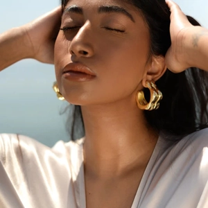 18k gold plated stainless steel chunky C-shape hoop earrings with wavy texture