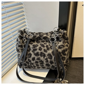 Detail der flauschigen Leopard-Plüschtasche mit Silberkette und Lederriemen