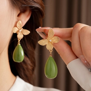 Boucles d'oreilles papillon dorées vintage avec gouttes de résine verte et perle