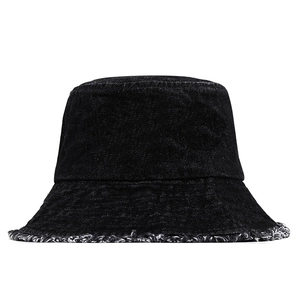 Vue détaillée des bords effilochés et de la texture denim d'un chapeau bob noir