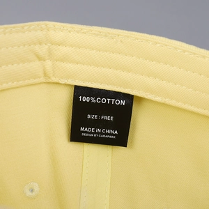 Vue détaillée de l'étiquette intérieure d'une casquette en coton montrant la taille