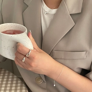 Detail view of 925 sterling silver jewelry set with heart necklace and knot ring
