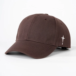 Gros plan détaillé de la broderie étoile blanche sur une casquette de baseball en coton brun
