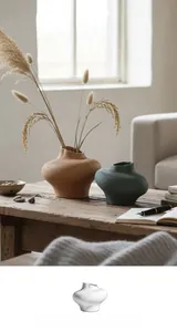 Κοντινό πλάνο με κεραμικά βάζα wabi-sabi με βουρτσισμένη υφή σε ξύλινο τραπέζι
