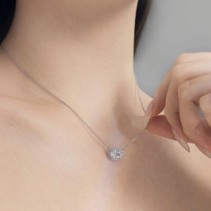 Détail du collier en argent S925 avec pendentif ovale pavé de zircons sur le cou d'un modèle