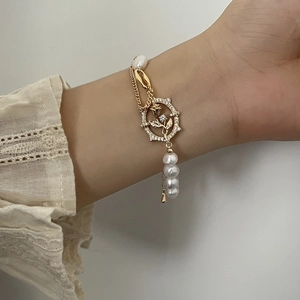 Elegant gold bracelet with freshwater pearls and a diamond-encrusted rose pendant