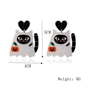 Detail van de 5cm afmetingen voor deze spook en pompoen acryl oorbellen voor dames
