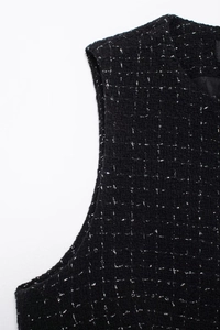 Gros plan détaillé du tissu en tweed noir de qualité avec des fils métalliques argentés
