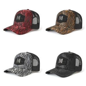 Detailansicht der Trucker Caps mit Mesh, DK-Monogramm-Print und metallischem M-Logo