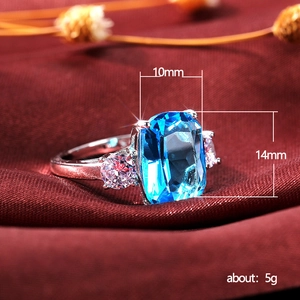 Bague en argent pour femme avec zircon bleu rectangulaire et pierres latérales