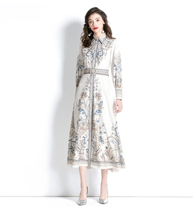 Vintage Midikleid mit Blumenmuster, Laternenärmeln und passendem Gürtel in Ganzansicht
