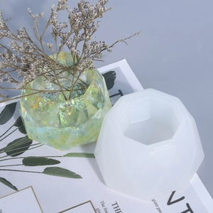 Silikonform für geometrische Blumentöpfe mit einem fertigen transparenten gelben Vasen