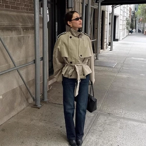 Trench-coat court beige classique avec ceinture et col à revers pour style urbain