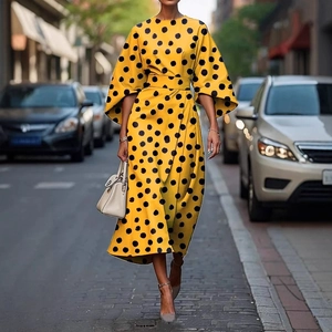 Robe jaune élégante à pois avec manches chauve-souris et ourlet asymétrique chic