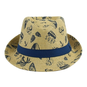 Dettaglio di un cappello di paglia con motivi surf blu navy e nastro decorativo coordinato