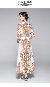 Vue détaillée du dos d'une robe maxi à imprimé paisley avec manches longues et ceinture