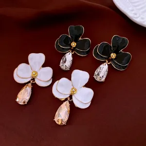 Boucles d'oreilles vintage fleurs en émail et gouttes de cristal sur soie brune
