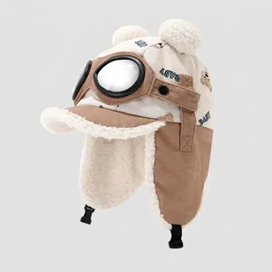 Detail der Kinder Fliegermütze mit Sherpa-Futter und dekorativer Fliegerbrille