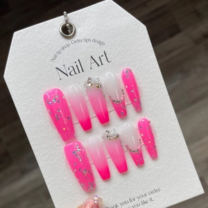 Unghie finte fatte a mano lunghe a trapezio sfumate rosa neon con rose 3D e dettagli strass