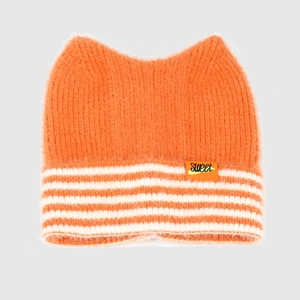 Détail du bonnet en tricot orange aux oreilles de chat avec rayures blanches et étiquette