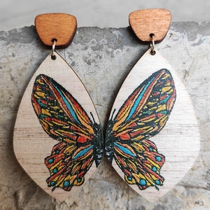 Boucles d'oreilles bohèmes en bois avec motifs de papillons colorés sur un support en pierre