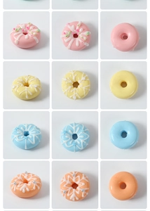 Détail de beignets en résine pastel de 4cm avec glaçage coloré et perles pour loisirs créatifs