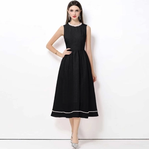 Elegante abito nero senza maniche stile vintage francese con decorazione di perle bianche