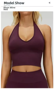 Detail von pflaumenrotem Halterneck-Sport-BH mit V-Ausschnitt und breitem Saum