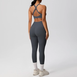 Vista posteriore di un set yoga grigio scuro senza cuciture con reggiseno a incrocio e leggings