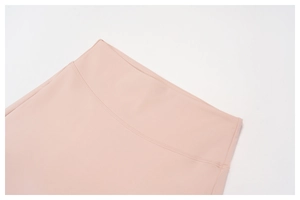 Detail of high-waist yoga pants in pink with reinforced double-stitched seams and high elasticity
